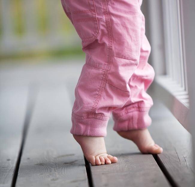 Ребенок в 1 год ходит на носочках. почему? доктор позвонков