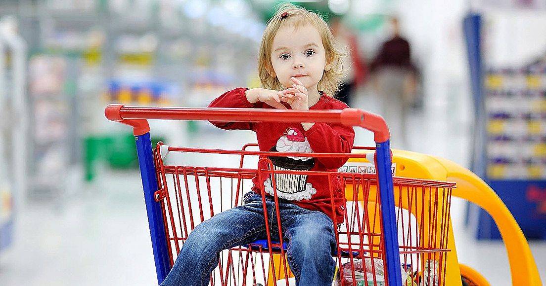 «за» и «против» езды детей в продуктовых тележках в магазине
