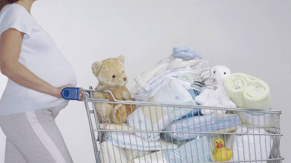 В чём суть запрета покупки вещей и одежды малышу до родов