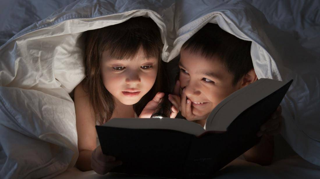 Ребёнок боится спать один: как решать проблему