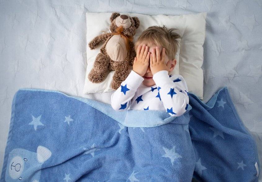 Почему ребенок засыпает с истерикой: как отучить?
