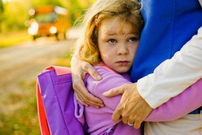 Почему ребенок может бояться других детей и как помочь ему справиться с фобией