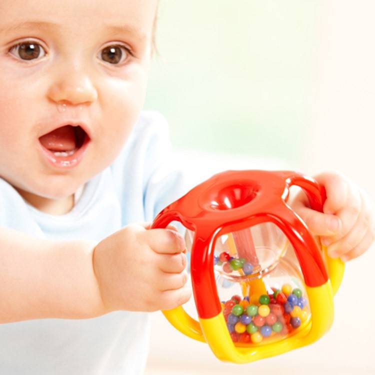 Погремушки для новорожденных: советы о том, как выбрать правильно первую игрушку для своего малыша