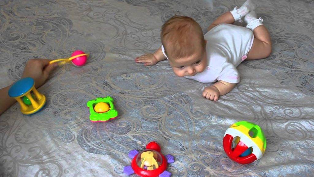 Развивающие игры для детей 5 месяцев, занятия и игрушки, как развивать малыша в пять месяцев