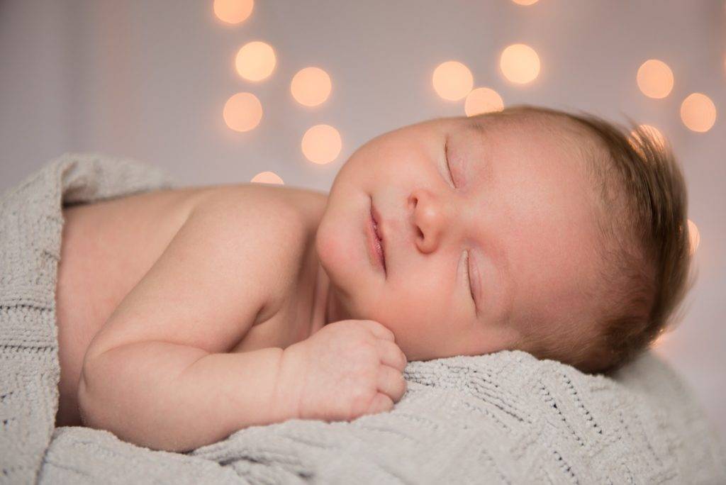 Почему новорожденный не спит весь день и что делать