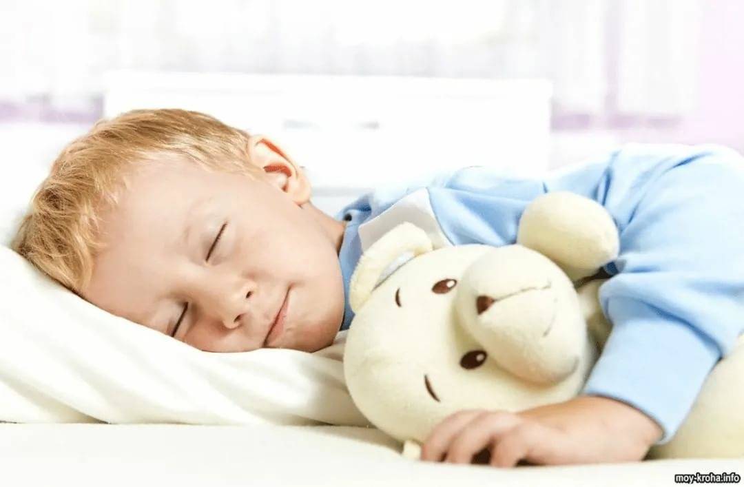 Ребёнок говорит во сне: опасно ли это и что делать родителям