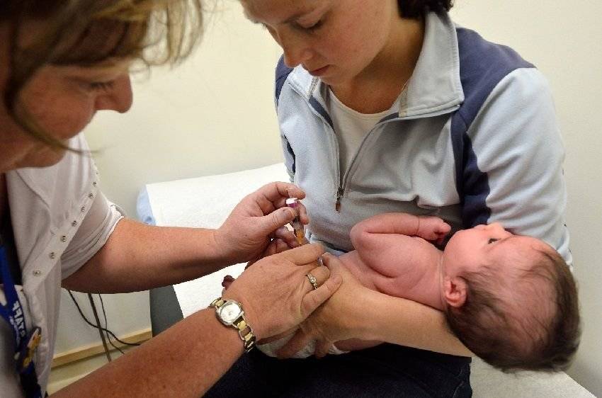 Прививки в роддоме новорожденным: делать или нет, за и против
