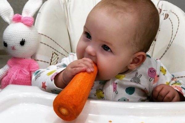 Морковный сок для грудничка: с какого возраста можно давать?