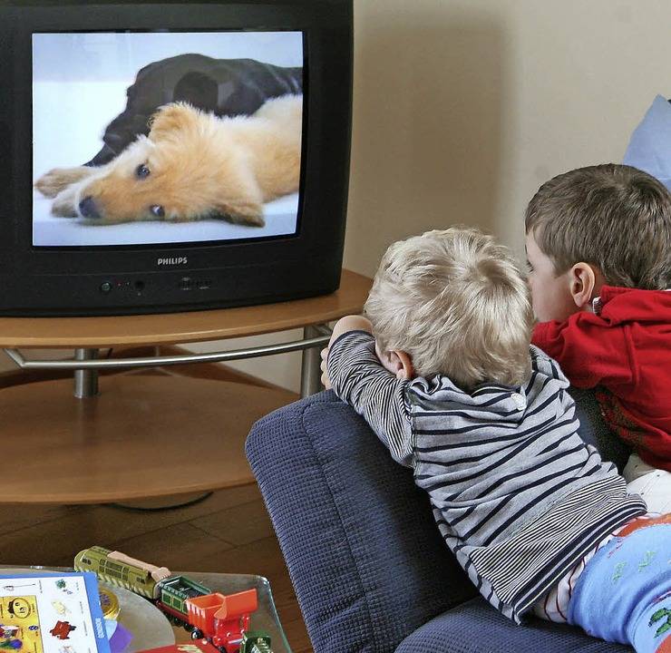 Комаровский: 5 причин, почему кормить ребенка «под телевизор» – плохая идея