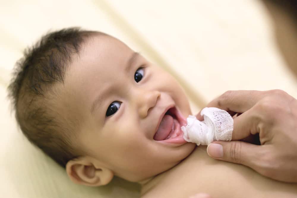 О чем говорит привычка высовывать язык у младенца?