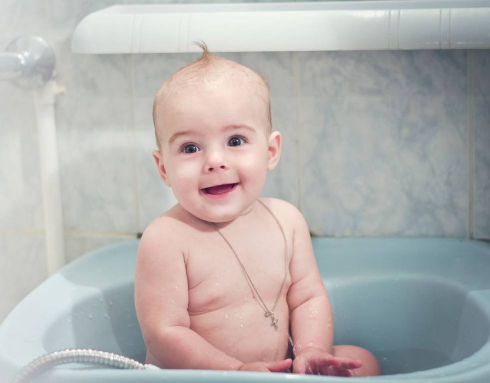Как подмывать новорожденного мальчика под краном - схема ❗️☘️ ( ͡ʘ ͜ʖ ͡ʘ)