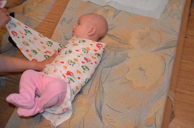 Новорождённый плачет и дёргает ножками ― вся правда о беспокойном поведении крохи