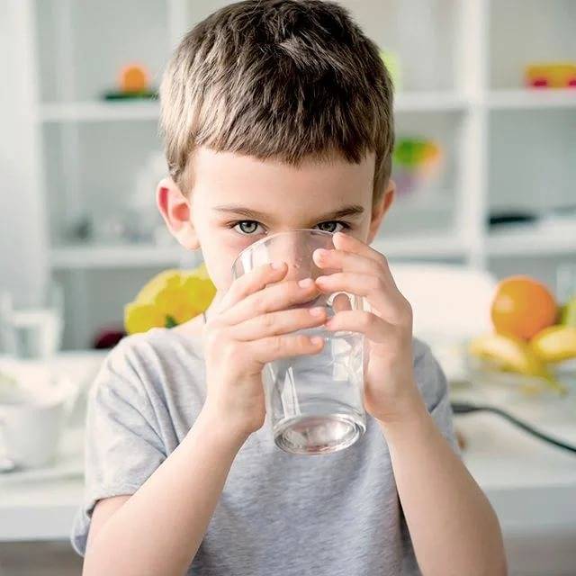 Как приучить ребенка пить воду: привыкаем к питьевой воде вместо соков