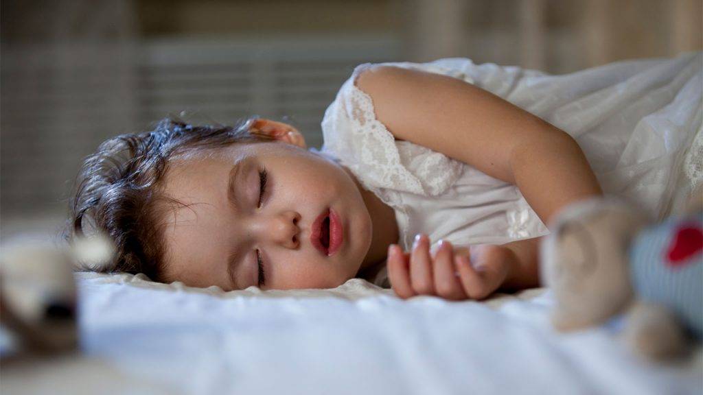 Почему ребенок потеет во время сна – причины и лечение 2021