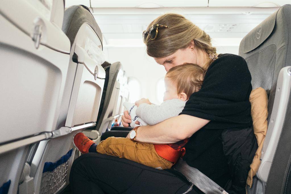 Путешествие с младенцем на самолете: чего бояться и что взять с собой