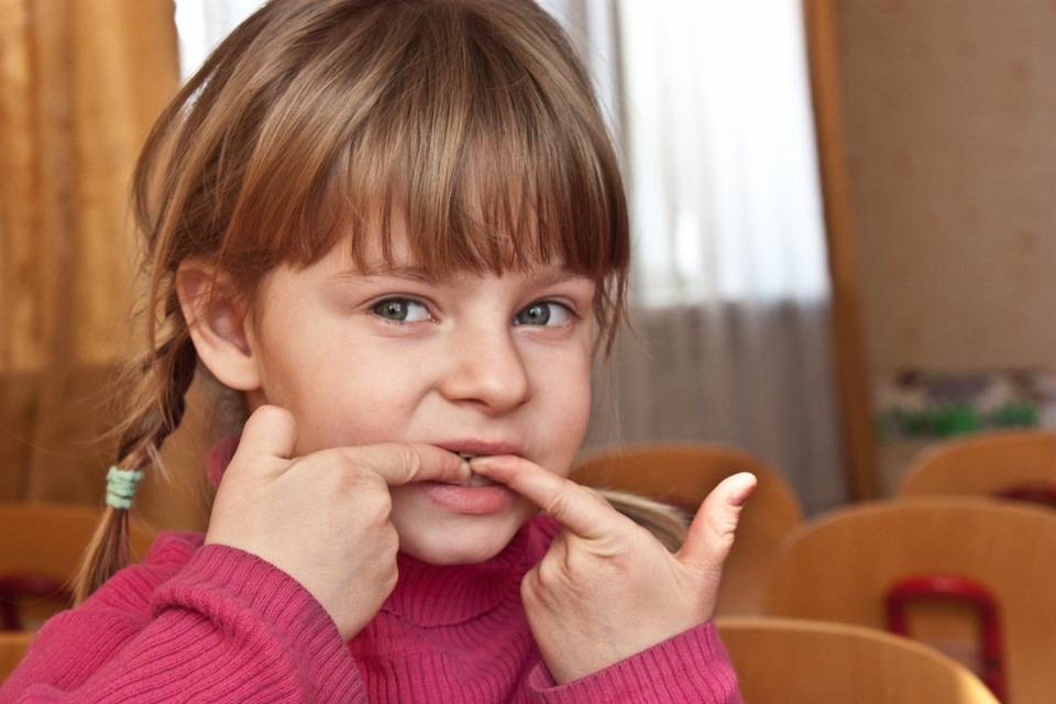 Как отучить ребенка грызть ногти: 10 советов психолога и 2 народных средства