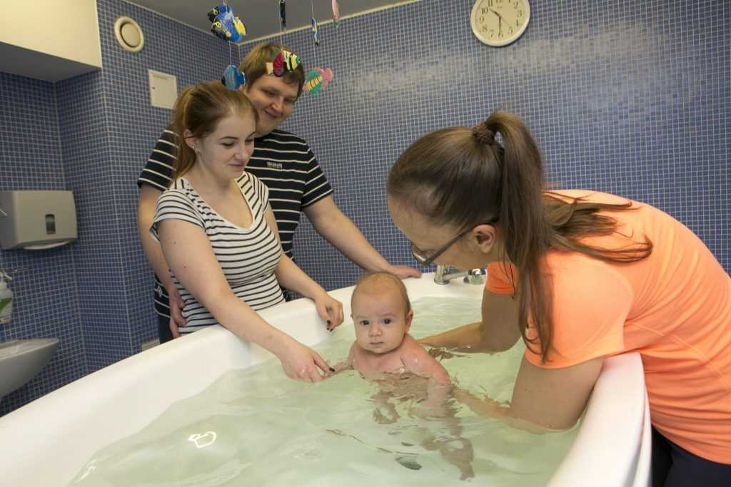 Когда и как купать грудничка в большой ванной? правила и советы для родителей