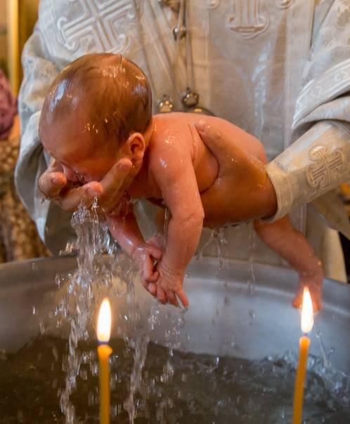 Когда лучше крестить ребенка после рождения?