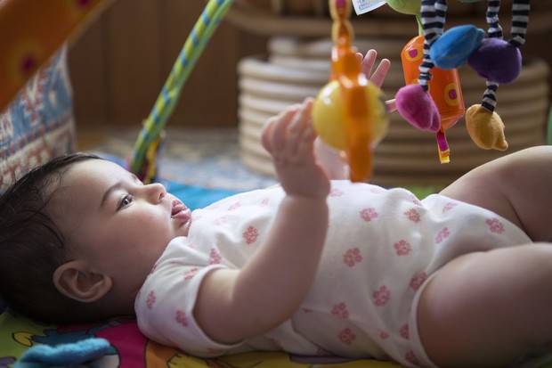 Ребенку 9 месяцев: почему не садится сам и не ползает самостоятельно, причины