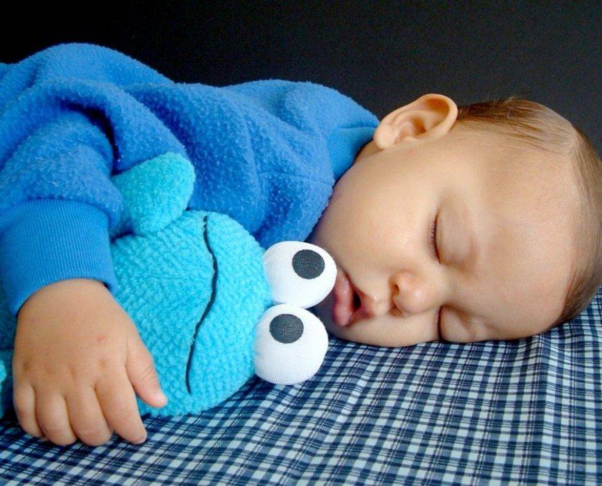 На руках спит, а как в кроватке – сразу же просыпается: как решить проблему?