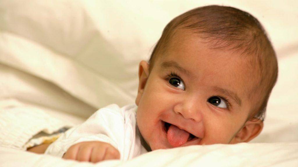 Почему грудничок высовывает язык: причины у новорожденного ребенка | konstruktor-diety.ru