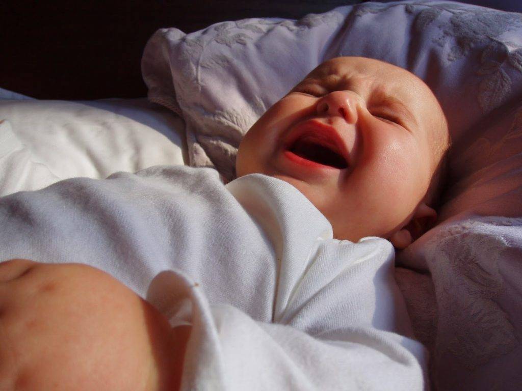 Причины плача ребенка до года во сне: почему грудничок кричит не просыпаясь