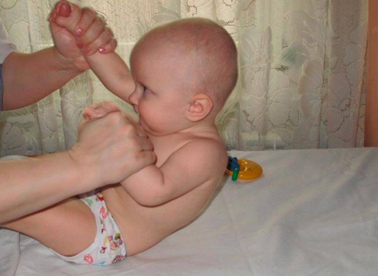 С какого возраста ребенка уже можно ставить на ноги с поддержкой – сроки и общие рекомендации