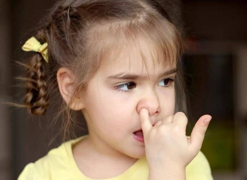 Что делать, если ребенок сосет пальцы: советы психолога