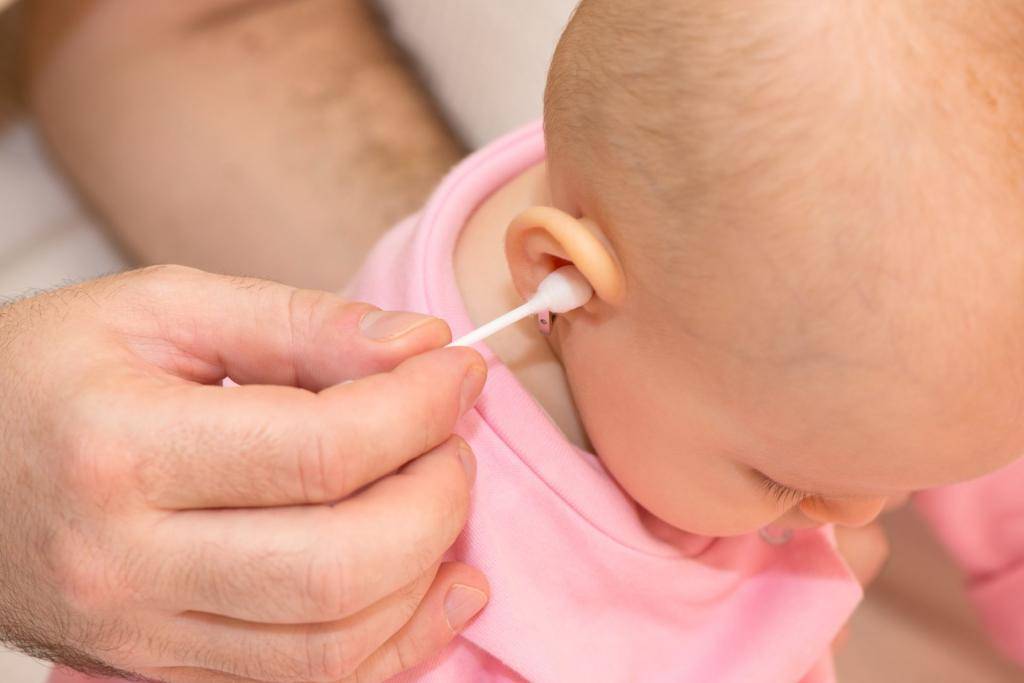 Когда можно начинать чистить уши новорожденному. как правильно чистить уши новорожденным деткам