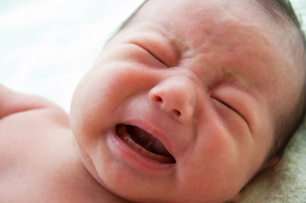Почему новорожденный закатывает глаза, когда засыпает стоит ли беспокоиться?