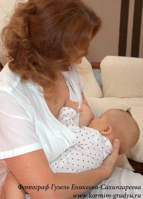 Как кормить лежа новорожденного, правильное кормление ребенка грудью на боку