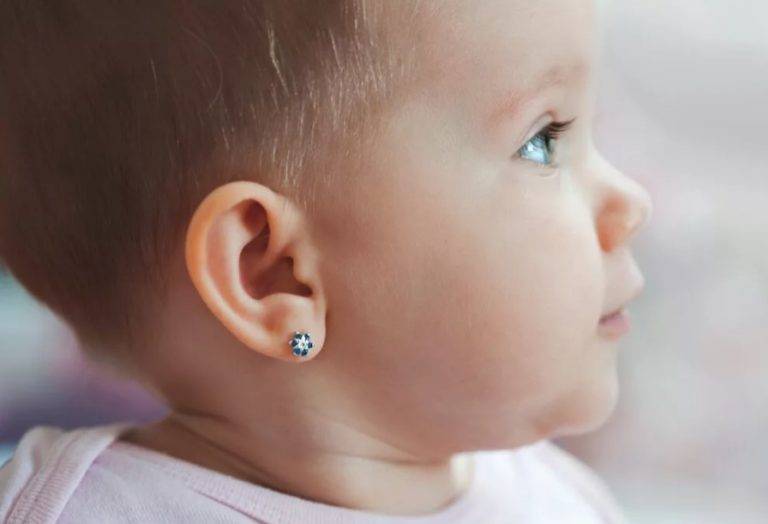 Во сколько прокалывать уши ребенку: все за и против раннего пирсинга