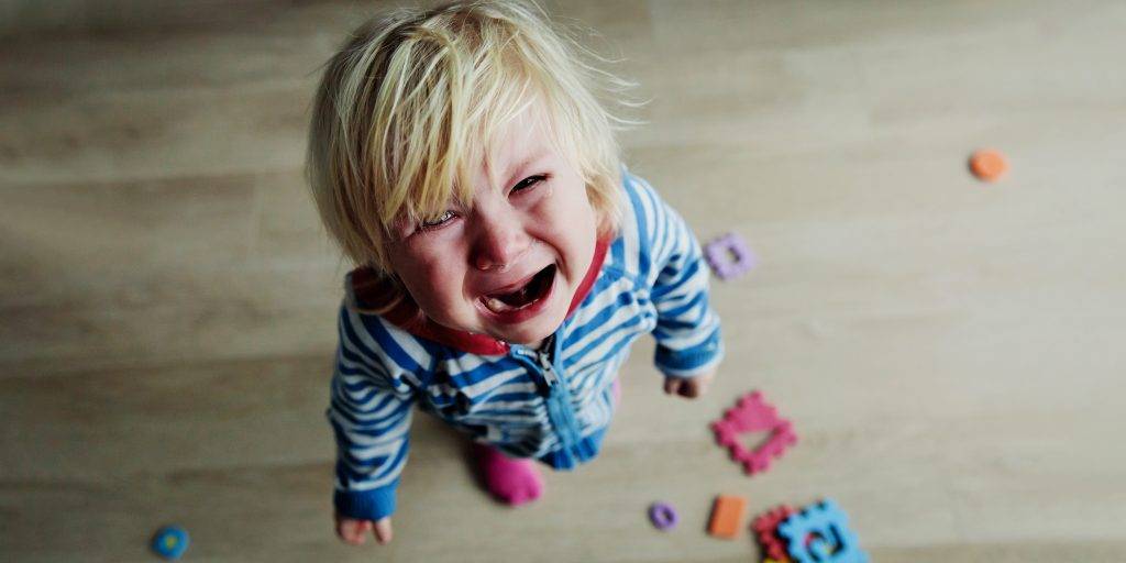 Почему ребенок плачет? как успокаивать малыша