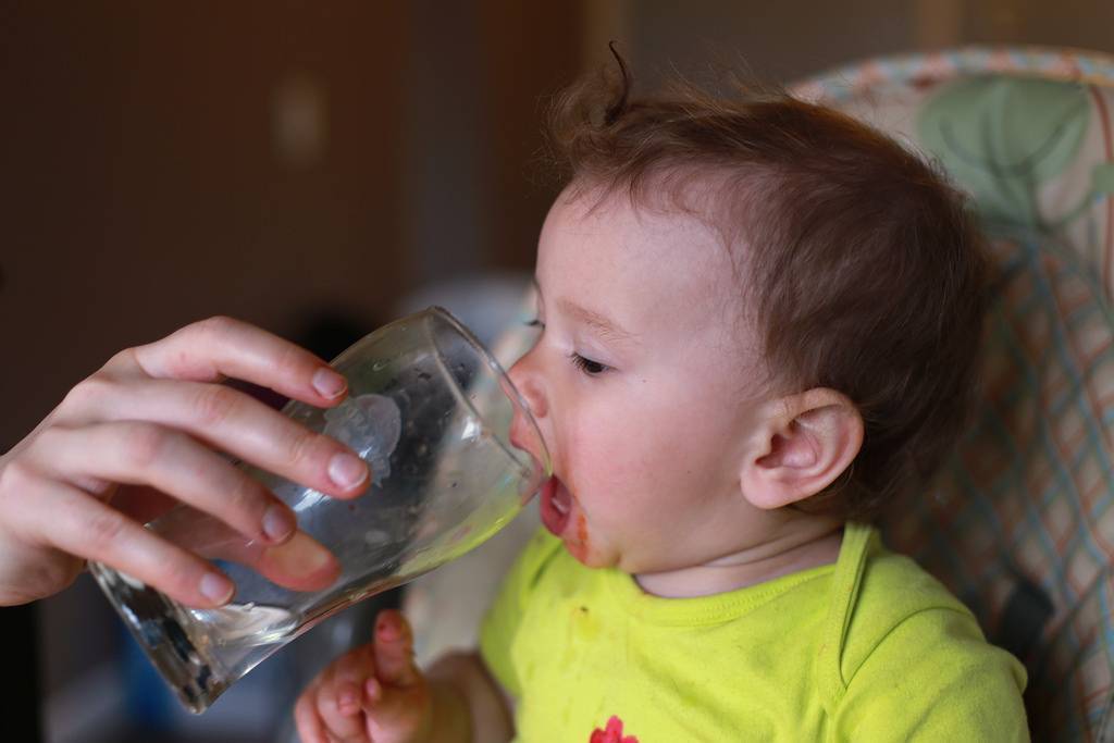 Ребенок много пьет воды: норма это или признак проблемы, причины жажды в год, в три, 6 лет, какие последствия большого приема жидкости