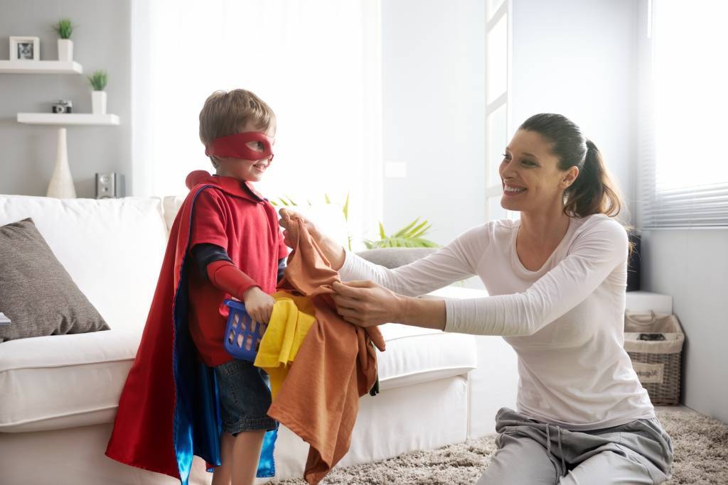 Мамины помощники: как приучить ребенка помогать по дому