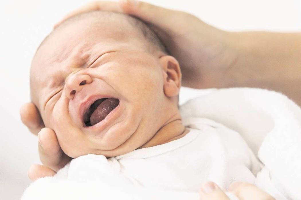 Ребенок плачет после кормления смесью – причины
