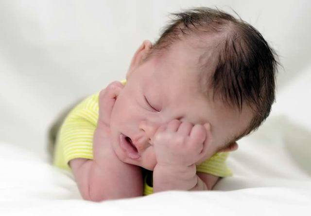Что делать, если младенец просыпается ночью в истерике, причины и когда нужна помощь врача
