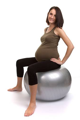 Можно ли сидеть беременным нога на ногу: почему нельзя скрещивать конечности во время беременности?