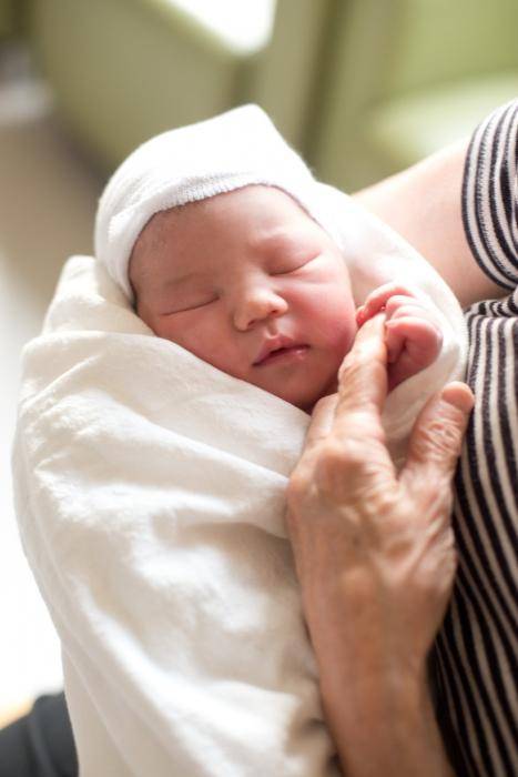 Электрокачели для новорожденных: преимущества и недостатки, особенности выбора