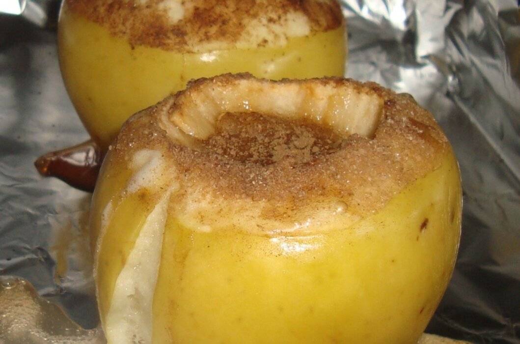 Как запечь яблоки в микроволновке: рецепты простого, но очень вкусного лакомства