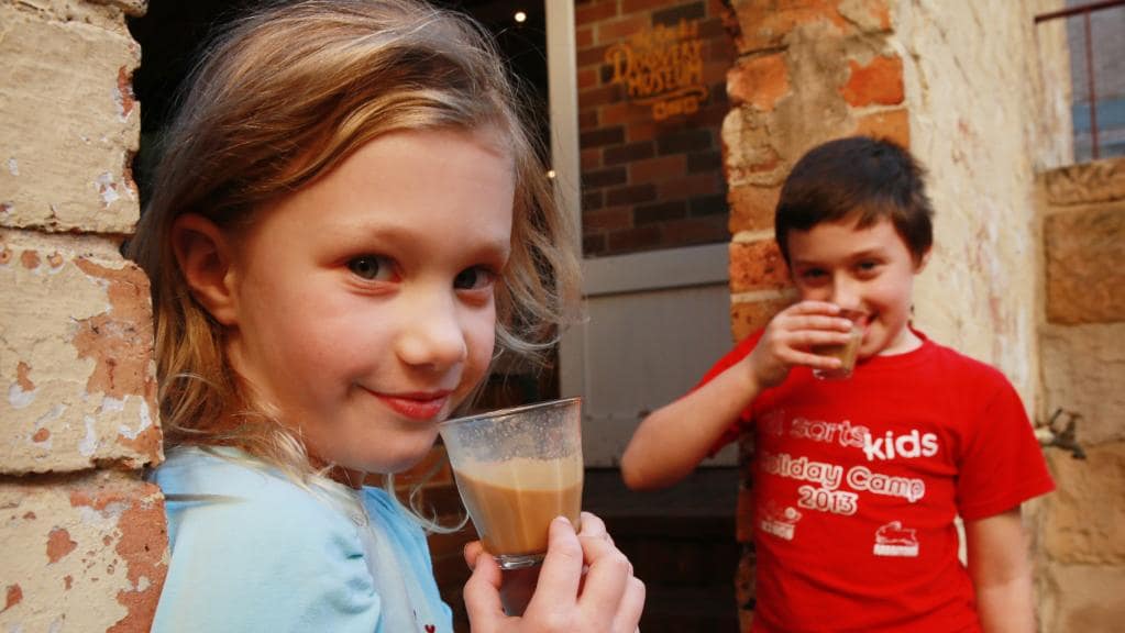 Кофе детям: пить или нет, как и когда давать, правила употребления