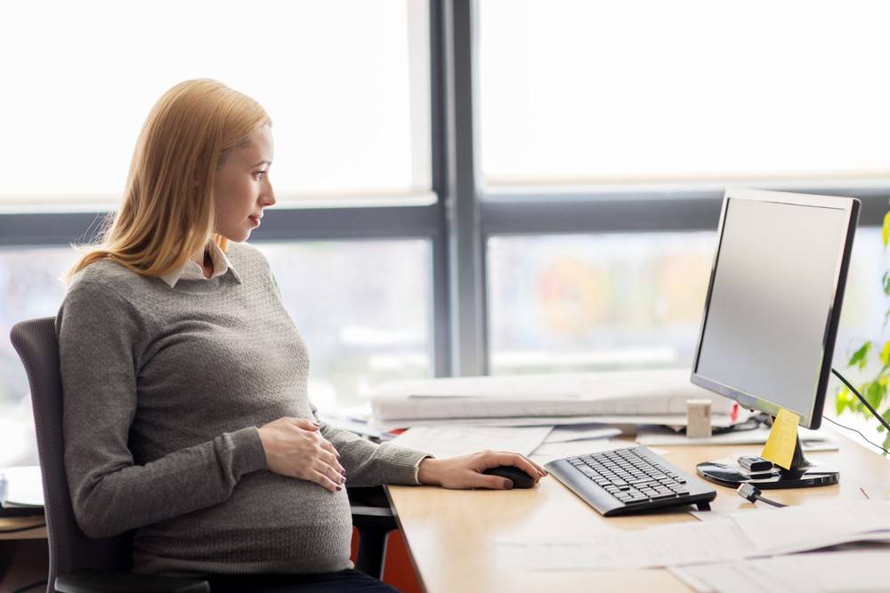 Можно ли беременным работать за компьютером: сколько можно сидеть на работе и смотреть в монитор компьютера дома без риска для здоровья, как часто делать перерыв