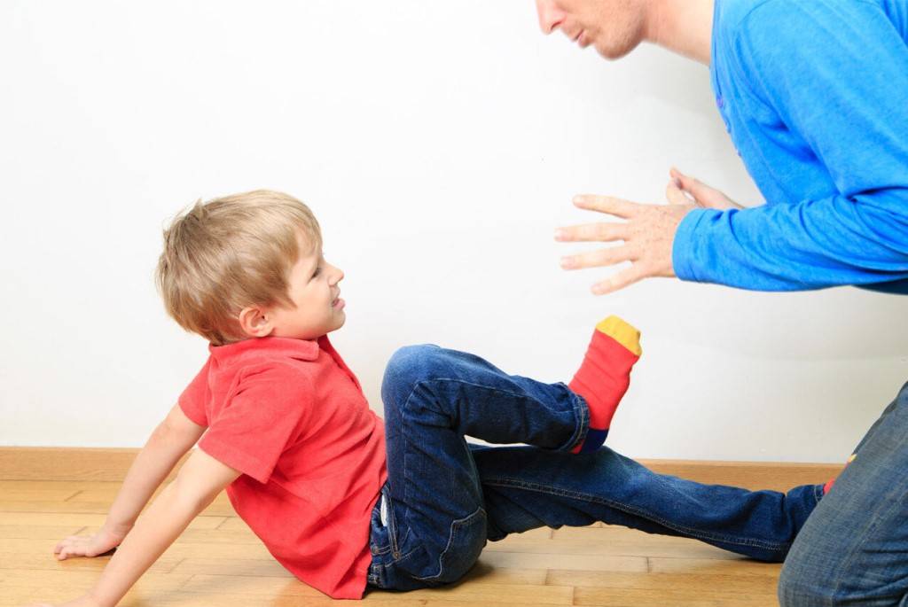Почему ребенок дерется: причины драк и советы для родителей - детская психология