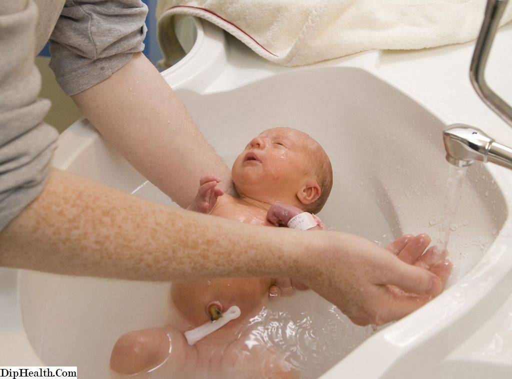 Когда можно купать ребенка после бцж: советы специалистов