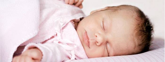 Опасные последствия и советы по лечению, если у ребенка потеет голова во сне