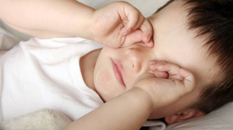 Что делать, если ребенок просыпается и плачет