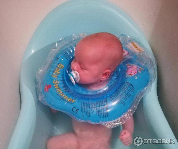 Когда можно начинать купать новорождённого с кругом на шее