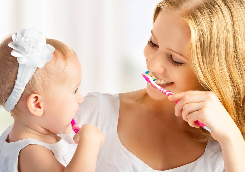 Как правильно начинать чистить зубы годовалому ребенку