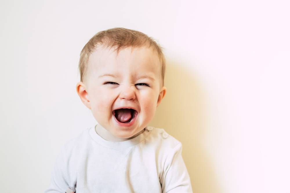 Когда ребенок начинает улыбаться: улыбается ли новорожденный неосознанно, причины улыбки во сне, во сколько месяцев и в каком возрасте может улыбаться грудничок