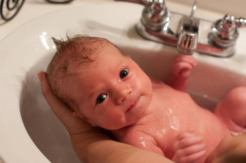 Правильно подмываем новорожденного: советы для мам мальчиков и девочек